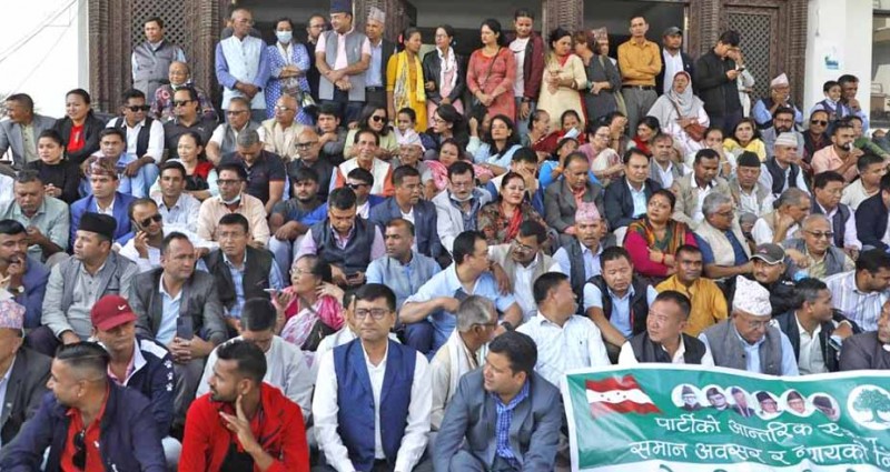 देउवाले एकलौटी गरेको भन्दै पार्टी कार्यालयमा शेखर पक्षको धर्ना, पर्साबाट अमात्यसहित संयौं कार्यकर्ता सहभागि 