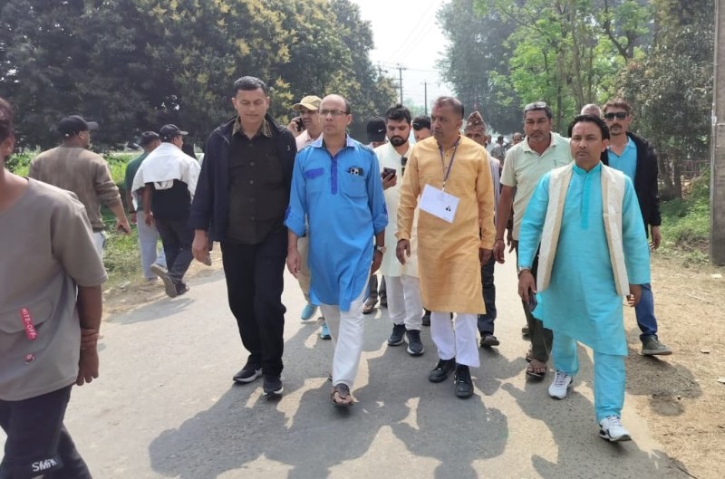 मतदानपछि गगन थापा सर्लाहीमा, विभिन्न केन्द्रको निरीक्षण गर्दै