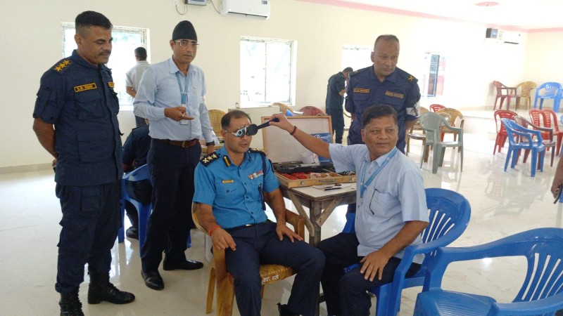 विश्व दृष्टि दिवसको अवसरमा नेपाल प्रहरीको आँखाको निःशुल्क स्वास्थ्य परीक्षण