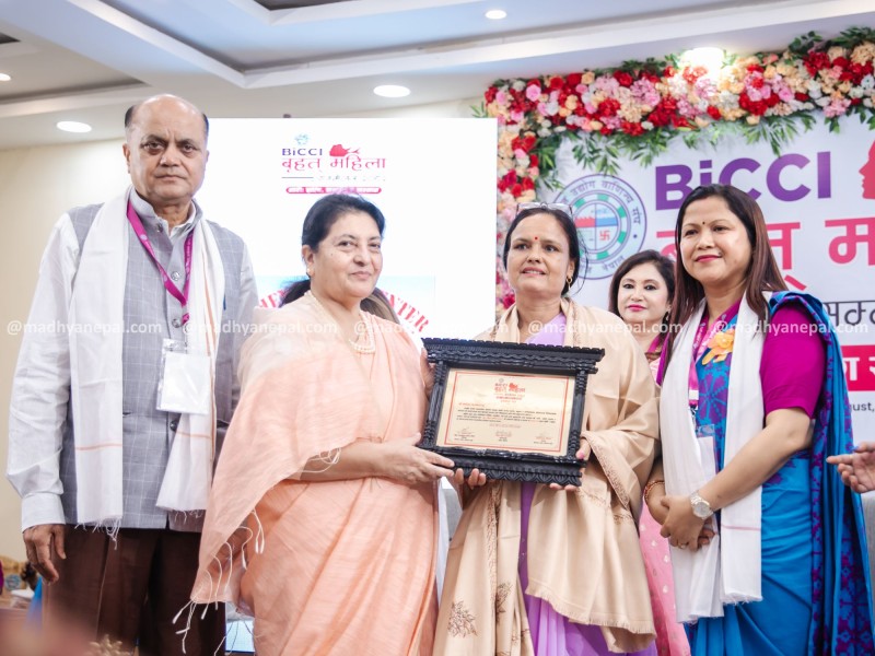 पूर्व राष्ट्रपति विद्यादेवी भण्डारीबाट सहकारी अभियानकर्मी कोपिला सिम्खडा सम्मानित