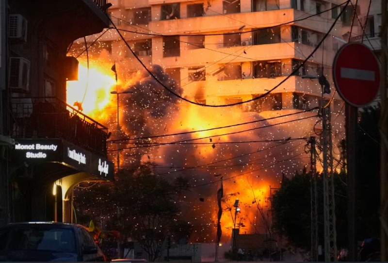 इजरायलको हवाई आक्रमणमा बेइरुतको उच्च भवन ध्वस्त