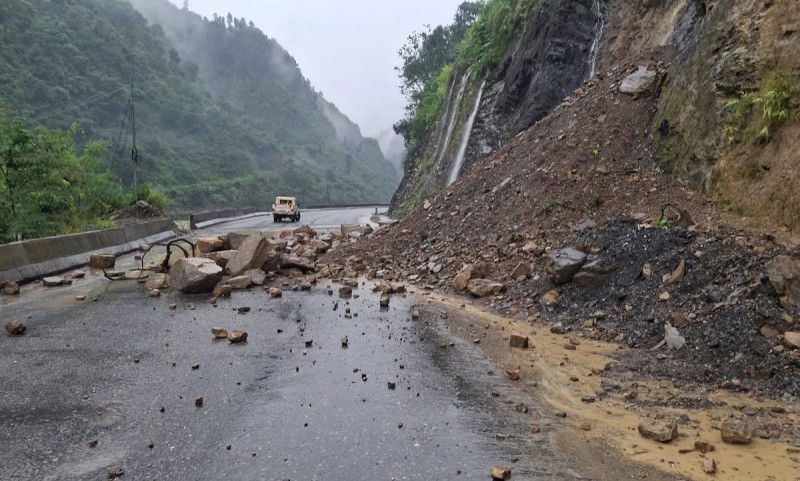 पहिरोले रोकिएको नारायणगढ–मुग्लिन सडक खुल्यो, पृथ्वी राजमार्गमा अझै अवरोध
