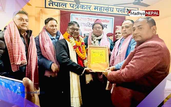 गोपाल गिरी स्मृति क्रियाशील पत्रकारिता पुरस्कार पत्रकार महेश दासलाई प्रदान