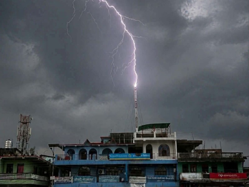 हरिवनकाे रेडियो टावरमा बज्रपात: आकाशबाट झरेको चट्याङ