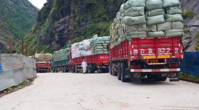 डेढ महिनादेखि बन्द रहेका तातोपानी र रसुवागढी नाका खुले