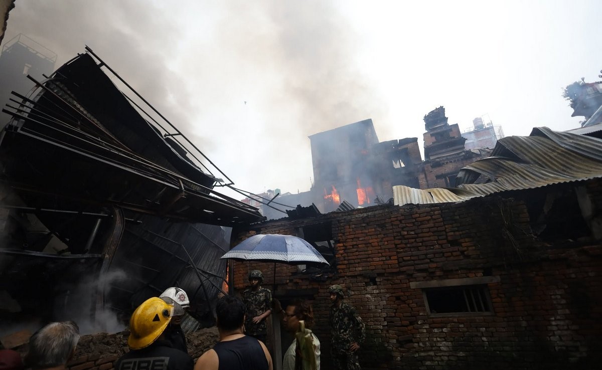 काष्ठमण्डप नजिकै भीषण आगलागी, तीन घर र मन्दिर प्रभावित