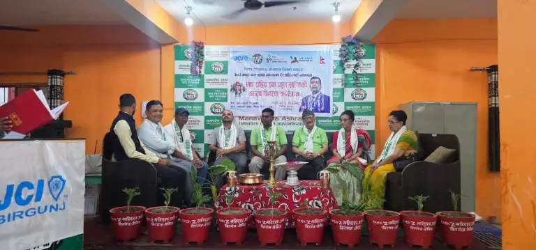 जेनजी आन्दोलनका शहीदको स्मृतिमा वीरगन्ज जेसीजद्वारा फूलको गमला प्रदान