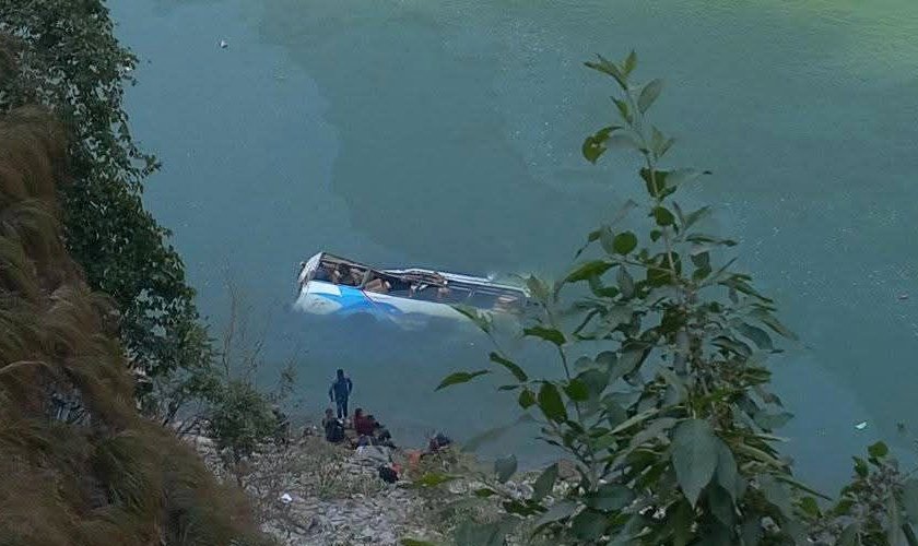 रामेछापमा यात्रुवाहक बस तामाकोशी नदीमा खस्यो, पाँच जनाको मृत्यु