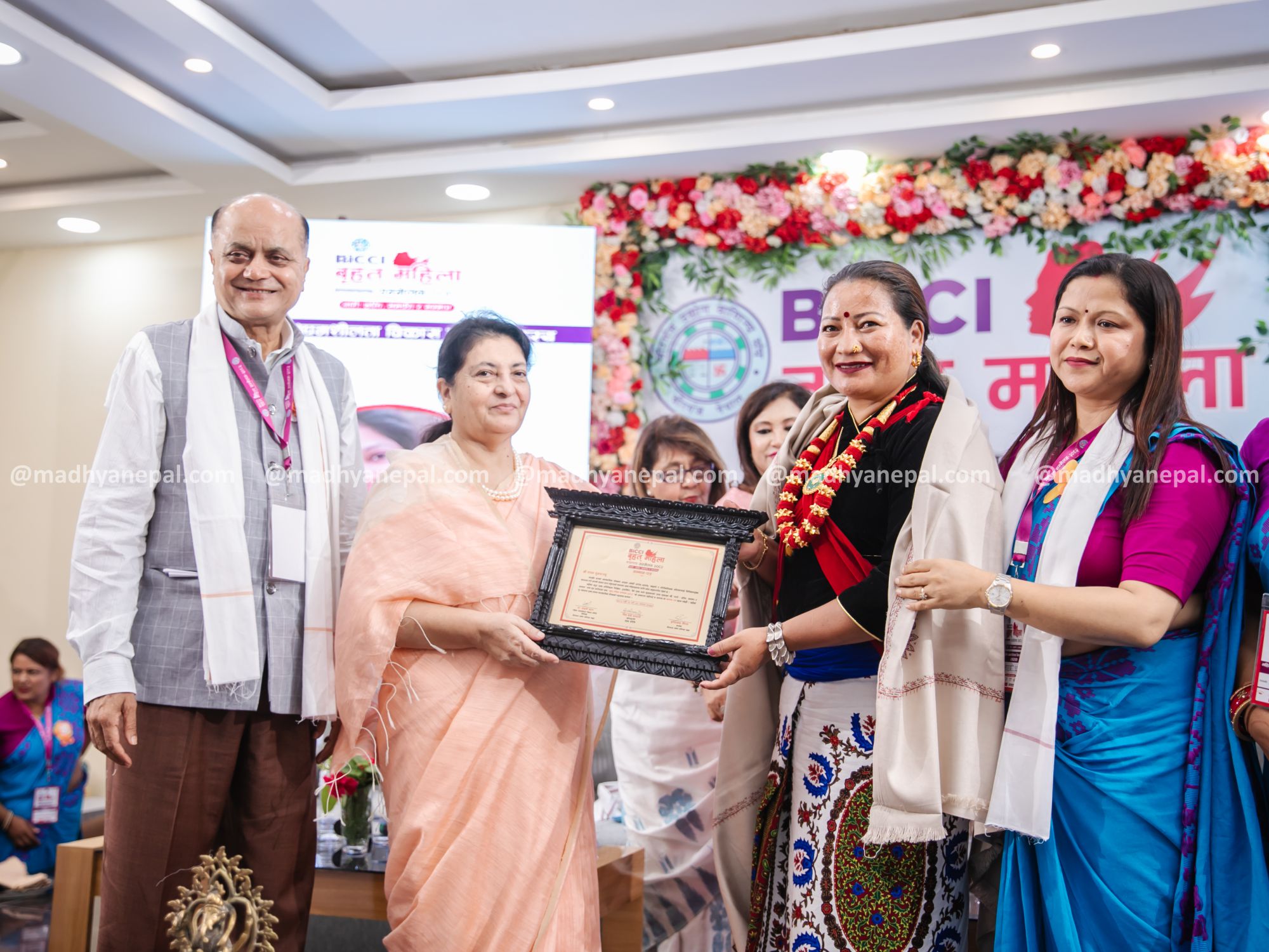 पूर्व राष्ट्रपति विद्यादेवी भण्डारीबाट वडाअध्यक्ष चयन गुरुङ सम्मानित