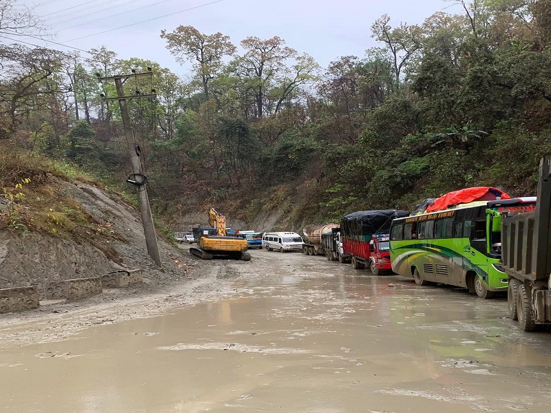 दाउन्ने खण्डमा सडक पुनः अवरुद्ध, आवागमन ठप्प