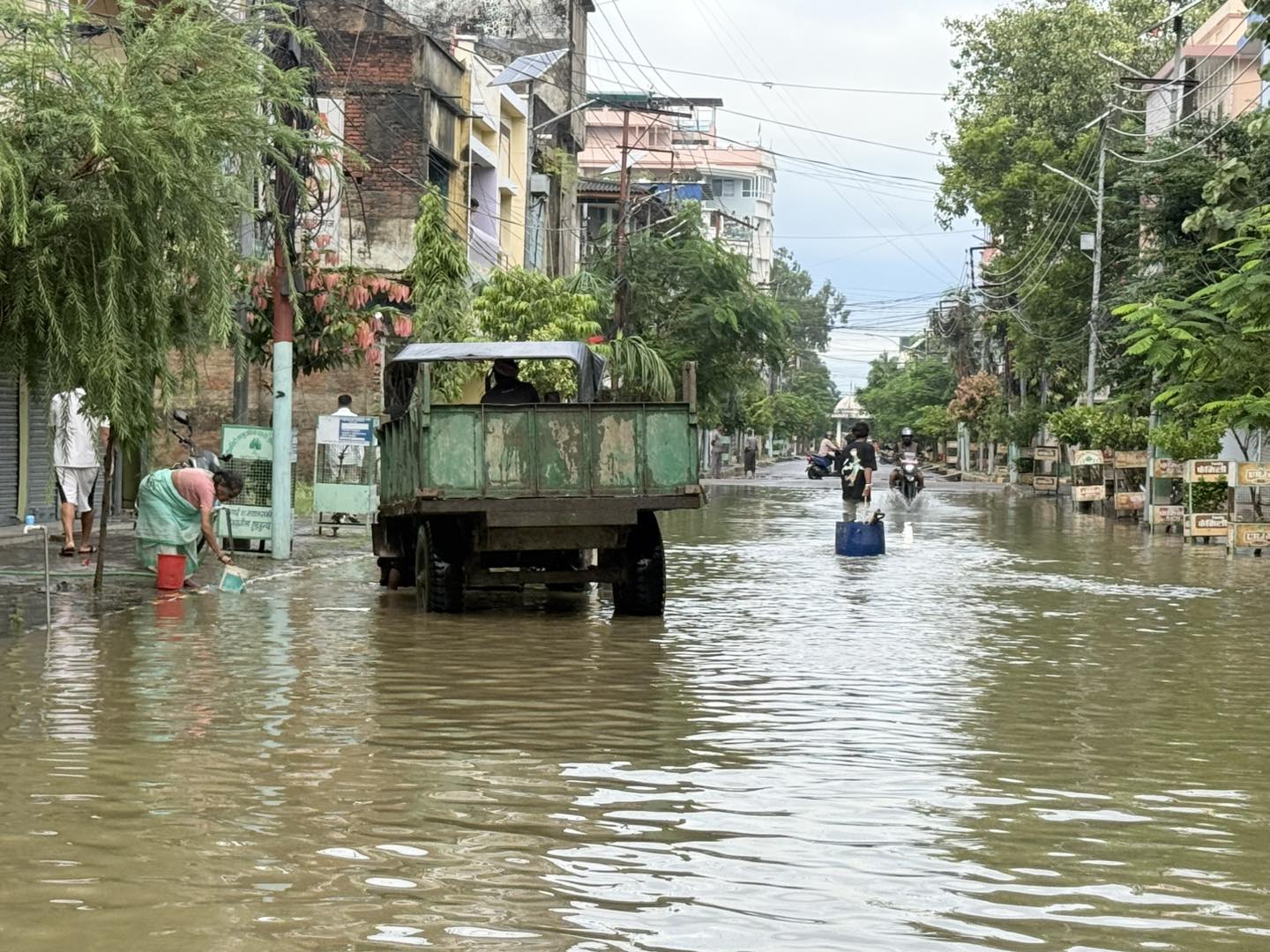 सिरिसिया नदीको बाढीले वीरगन्जका बस्ती डुबानमा, करिब ४०० घरका बासिन्दा उद्धार