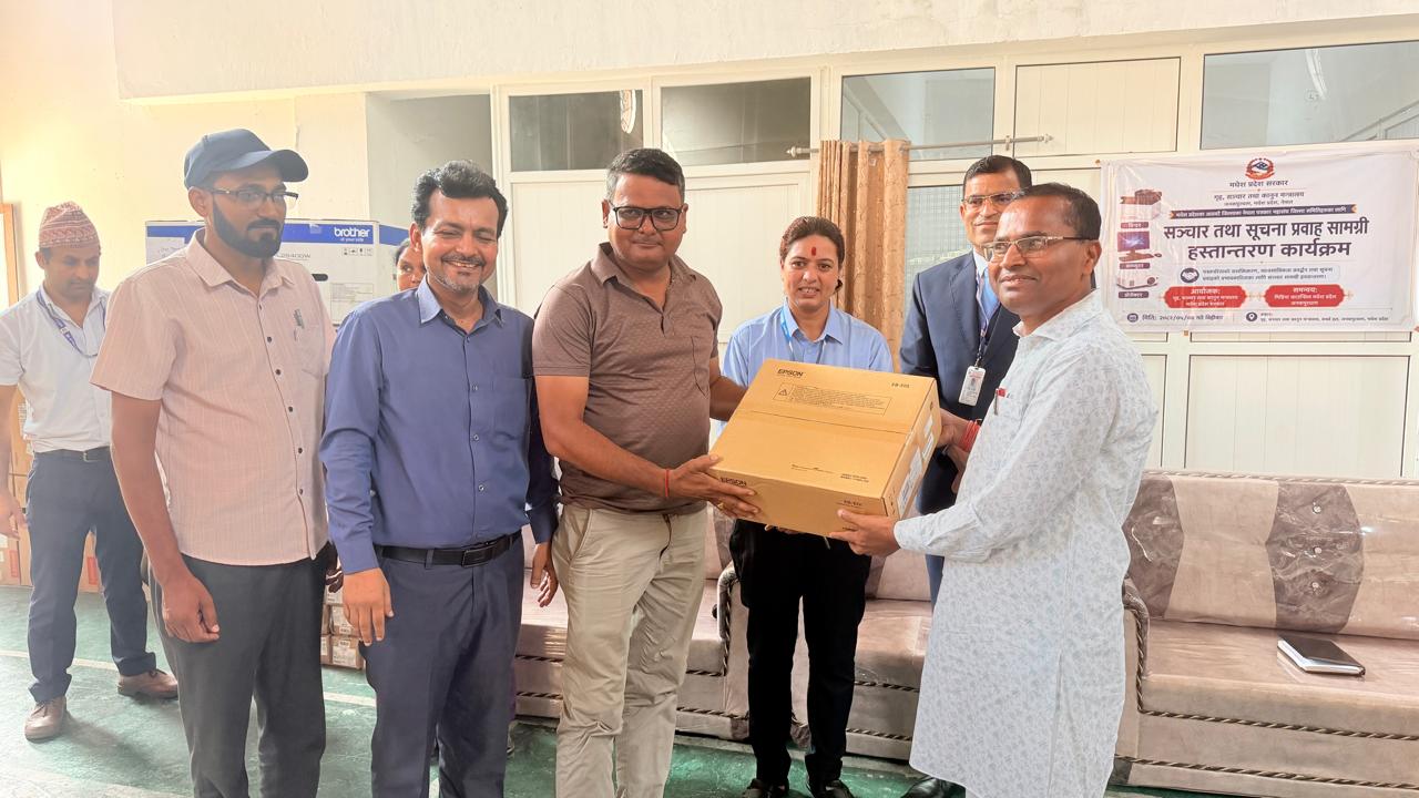 आठवटै जिल्लाका पत्रकार महासंघ शाखालाई मधेश सरकारले दियो कम्प्युटर, प्रिन्टर र प्रोजेक्टर