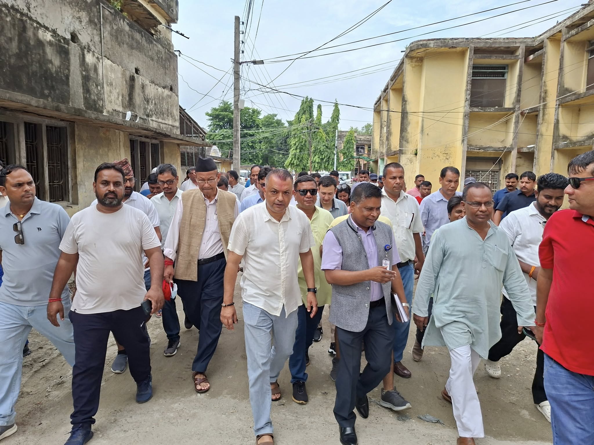 कांग्रेस महामन्त्री गगन थापाद्धारा नारायणी अस्पतालमा हैजा संक्रमितसँग भेटघाट