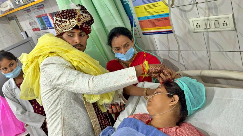 दुर्घटनापछि अस्पतालमै भयो विवाह, बेहुलाले आईसीयू बेडमै भरिदिए सिन्दूर