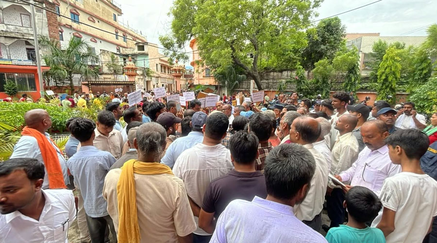 ‘पुस्तौँदेखि बसेका छौँ, अतिक्रमणकारी होइनौँ’ : जनकपुरमा गुठीवासीको प्रदर्शन