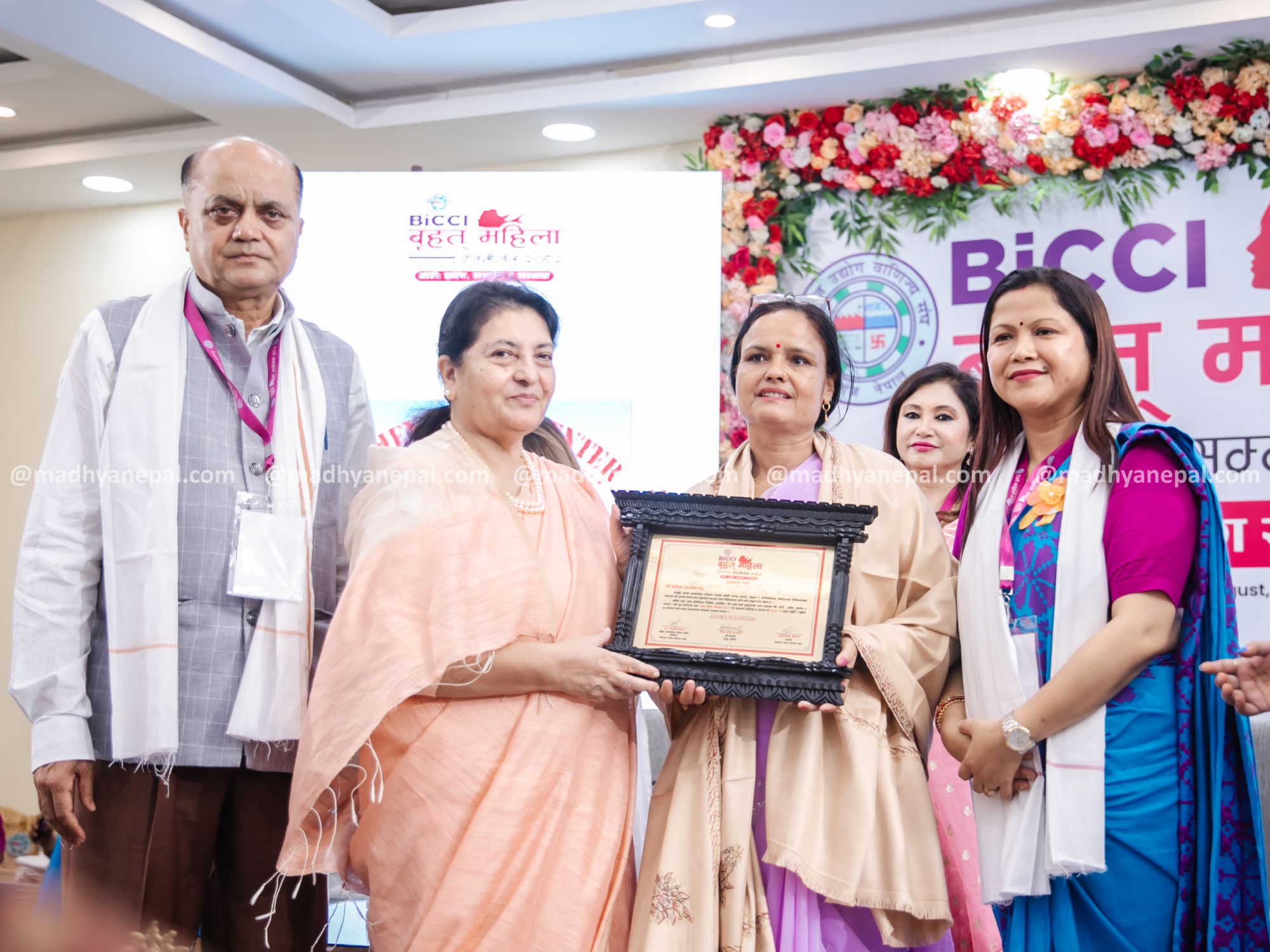 पूर्व राष्ट्रपति विद्यादेवी भण्डारीबाट सहकारी अभियानकर्मी कोपिला सिम्खडा सम्मानित