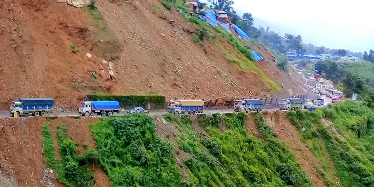 “जोखिम अझै टरिसकेको छैन, साँझ ५ बजेसम्म नागढुंगा पार गर्नुस्”: ट्राफिक प्रहरी