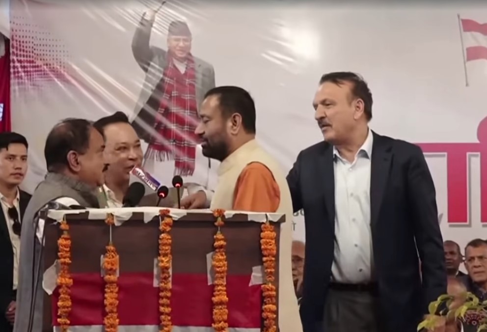 धर्मसम्बन्धी प्रस्तावमा देउवा समूहको भेलामै निधि–महतबीच कागज खोसाखोस