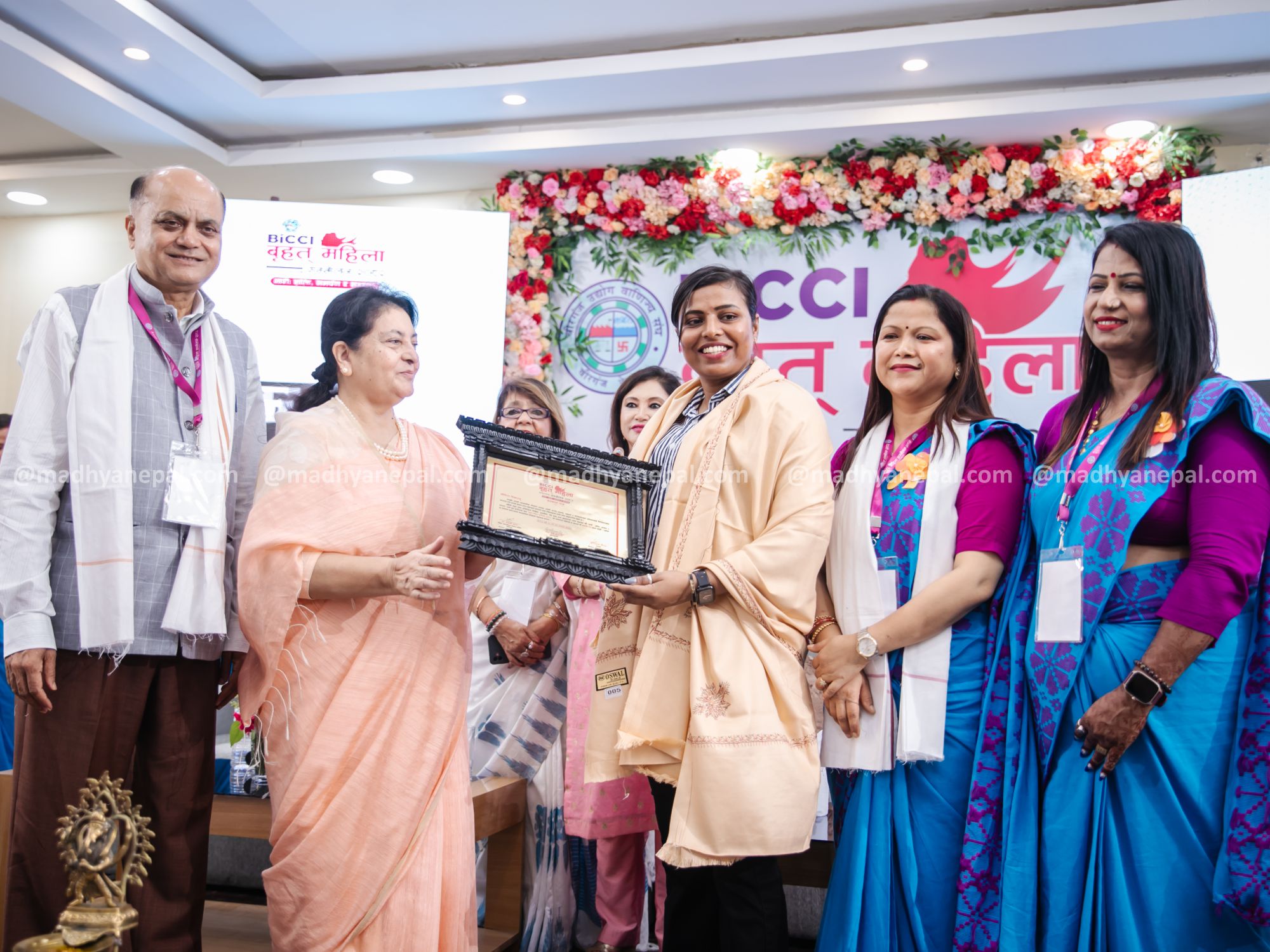 पूर्व राष्ट्रपति विद्यादेवी भण्डारीबाट प्रहरी निरीक्षक निकिता कुमारी मिश्र सम्मानित