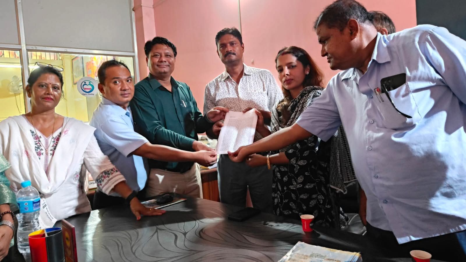 शिक्षा विधेयकको विरोधमा निजी विद्यालय सञ्चालकद्वारा सांसद बिना जयसवाललाई ज्ञापनपत्र