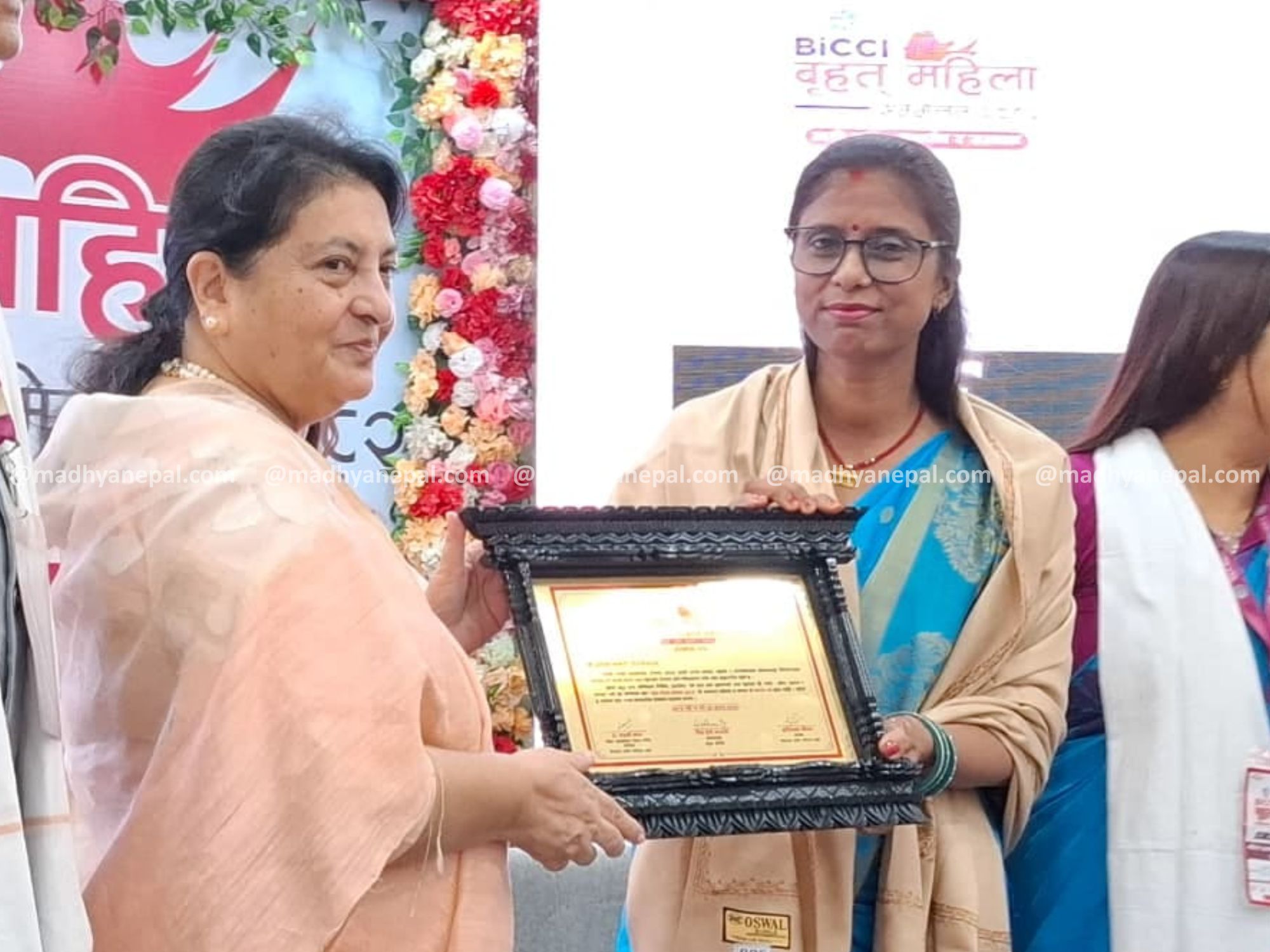 पूर्व राष्ट्रपति विद्यादेवी भण्डारीबाटअधिवक्ता प्रतिमा चौरसिया सम्मानित