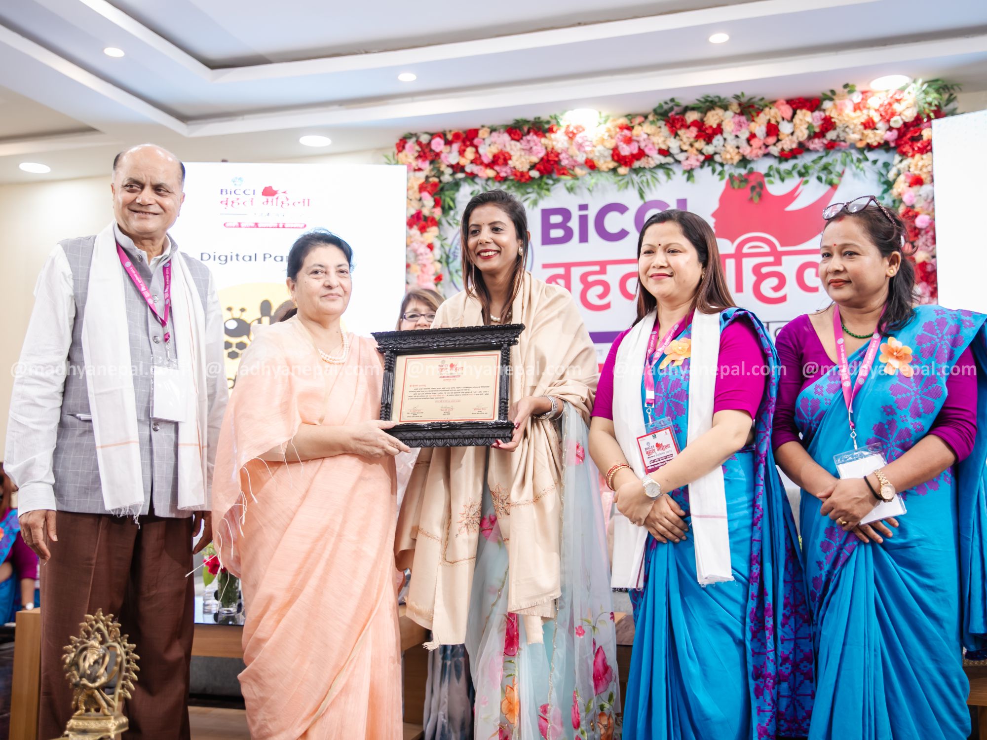 पूर्व राष्ट्रपति विद्यादेवी भण्डारीबाट पत्रकार प्रियंका कुमारी दास सम्मानित