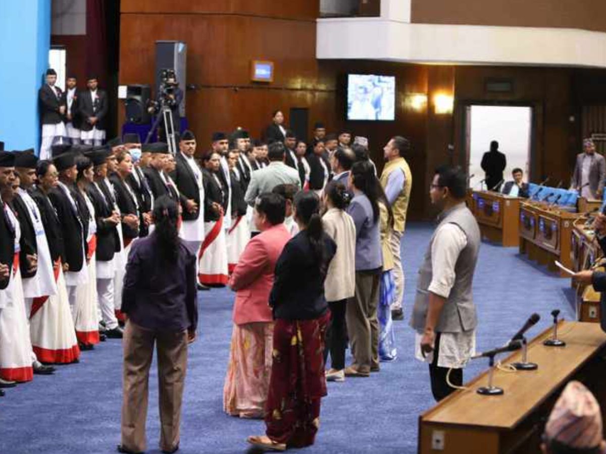 रास्वपाले प्रतिनिधि सभामा वेल घेराउ गर्दै विरोध प्रदर्शन, राप्रपाद्धारा बैठक बहिष्कार