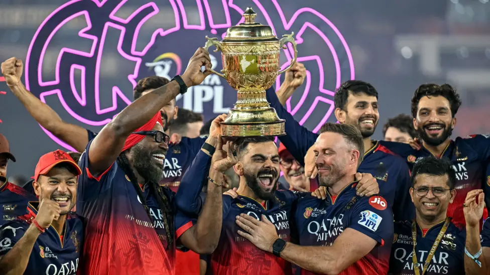 १८ वर्षको पर्खाइ सकियो, विराटले जिते 'दिलवाले' बेंगलोरको पहिलो आईपीएल उपाधि