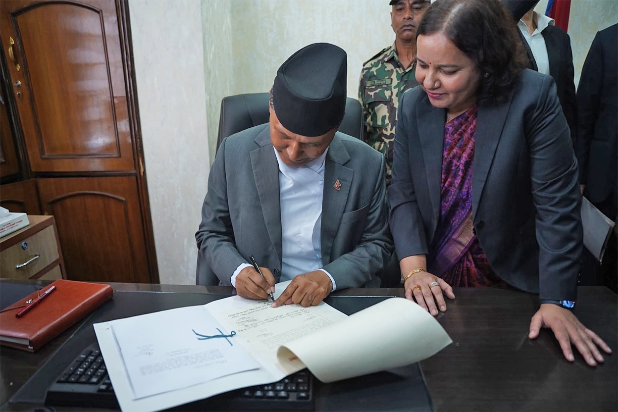ऊर्जामन्त्री कुलमान घिसिङले पदभार ग्रहण, पहिलो निर्णय वक्यौता उठाउने