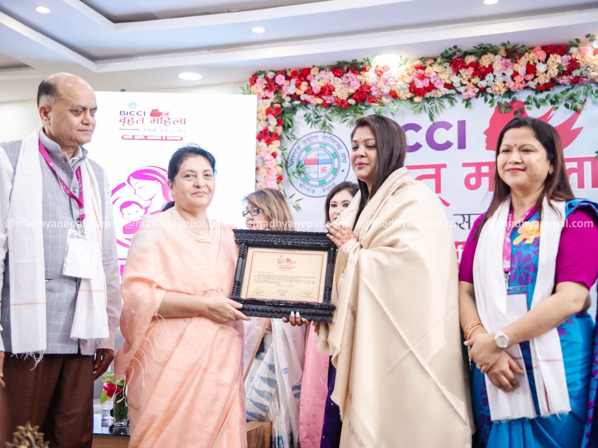 पूर्व राष्ट्रपति विद्यादेवी भण्डारीबाट महिला तथा बाल अधिकारकर्मी यम कुमारी सापकोटा सम्मानित